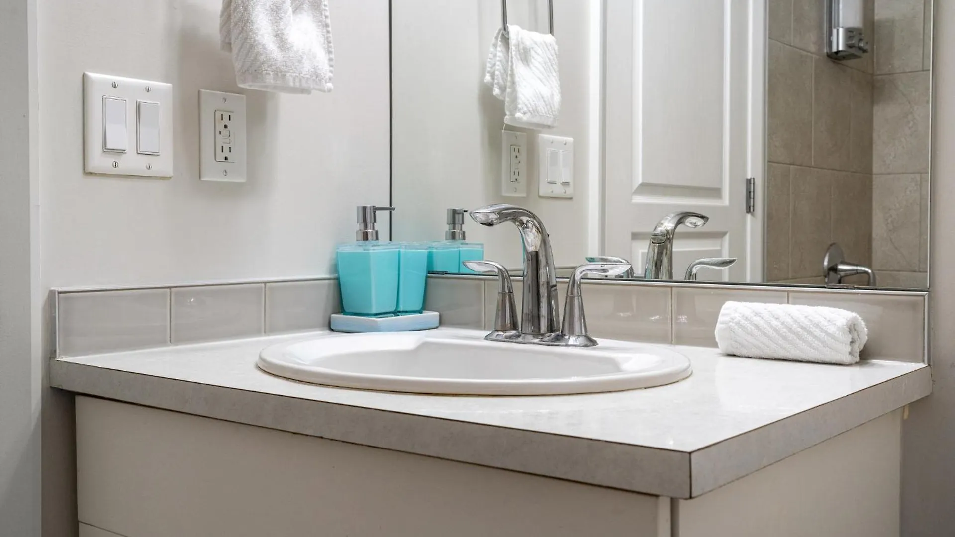 Chic 2Br Condo In Vibrant Downtown Calgary