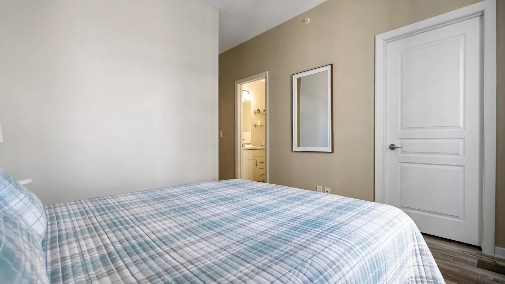 Chic 2Br Condo In Vibrant Downtown Calgary Apartment