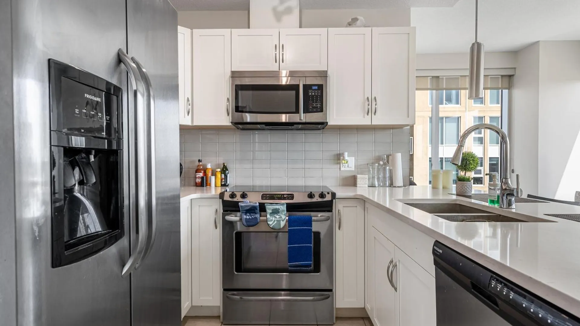 Chic 2Br Condo In Vibrant Downtown Calgary 0*,  Canada