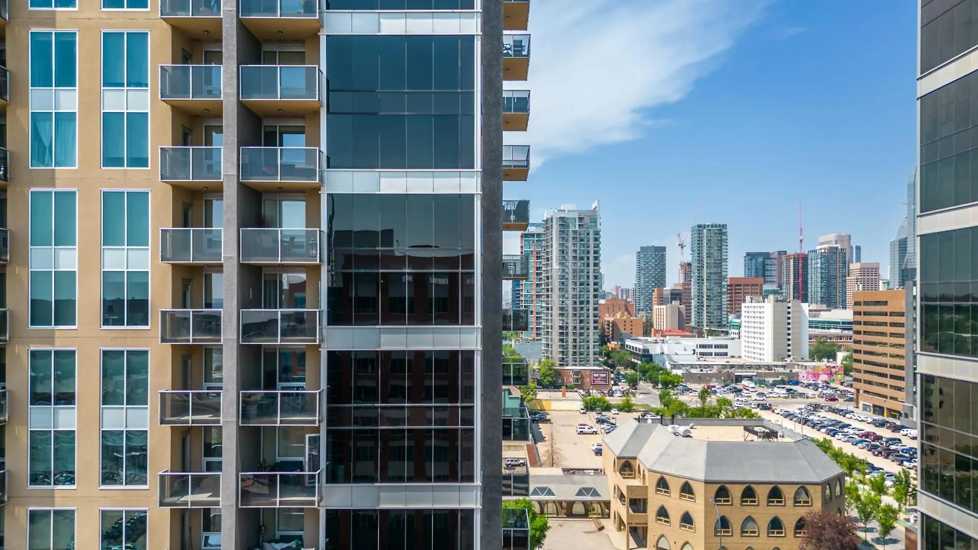 Chic 2Br Condo In Vibrant Downtown Calgary Canada