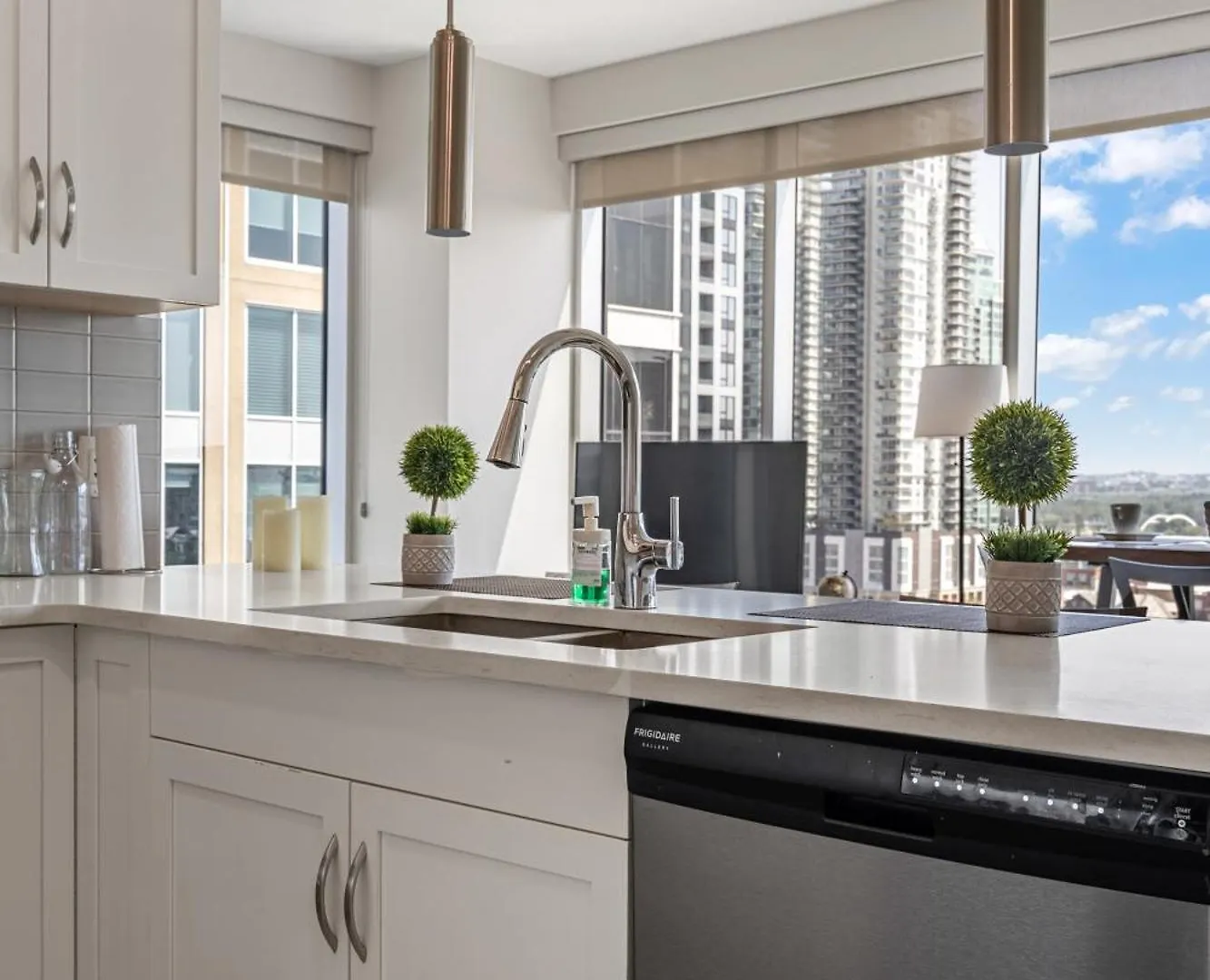 Chic 2Br Condo In Vibrant Downtown Calgary