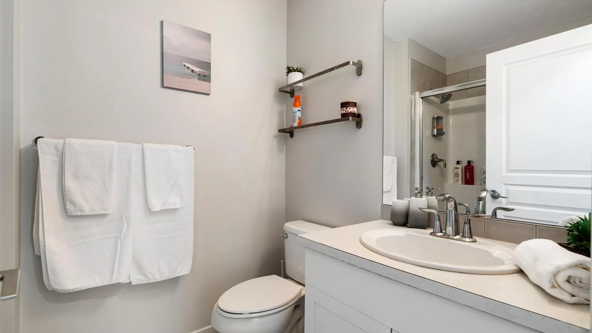 Chic 2Br Condo In Vibrant Downtown Calgary Apartment