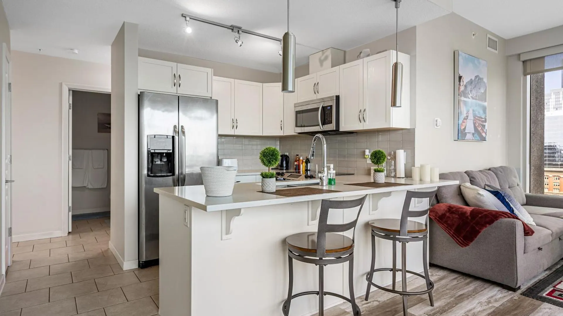 Chic 2Br Condo In Vibrant Downtown Calgary