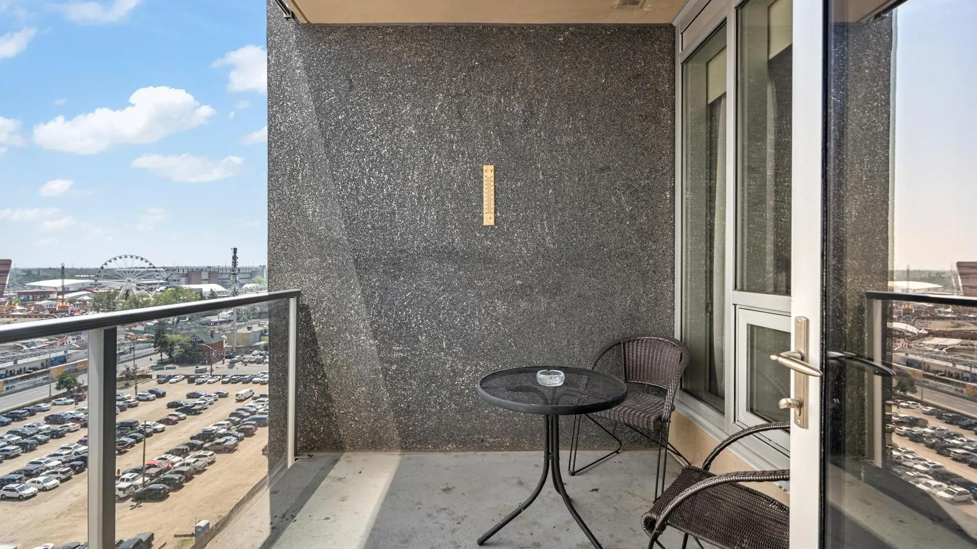 Chic 2Br Condo In Vibrant Downtown Calgary Apartment
